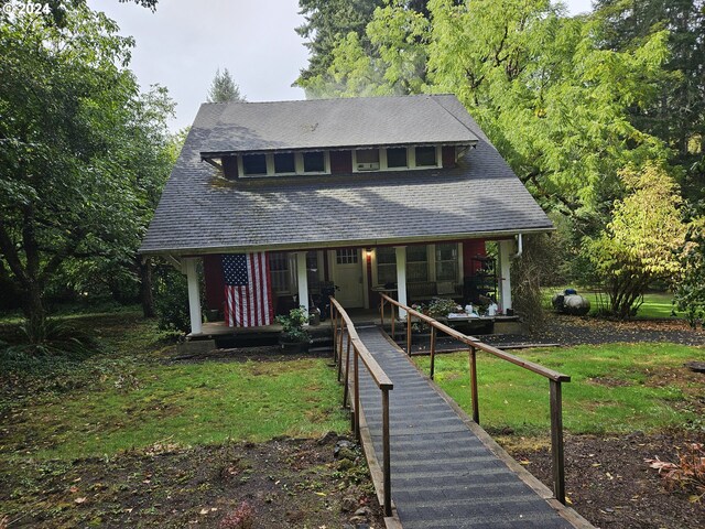 view of front facade featuring a front lawn and a porch