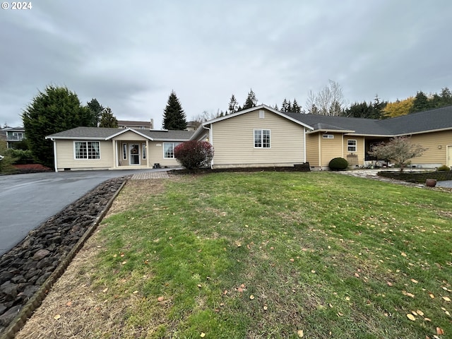 ranch-style home with a front yard