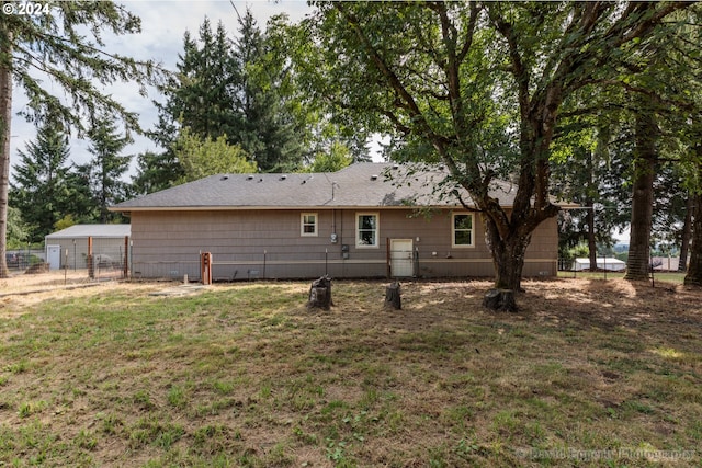 back of house featuring a yard