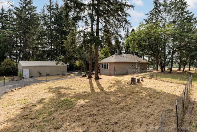 view of yard with an outdoor structure