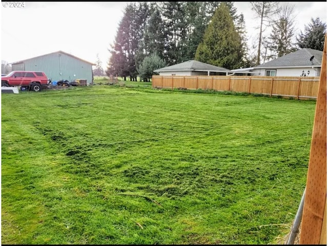 view of yard featuring a rural view