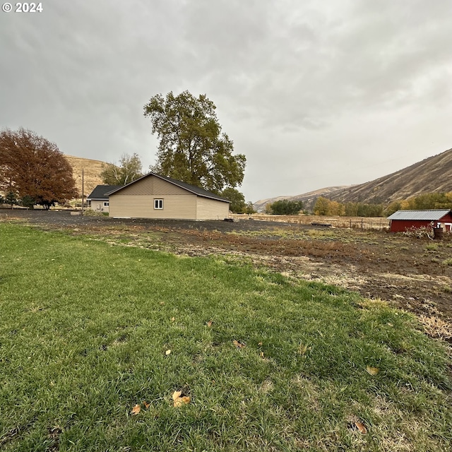 view of yard featuring a mountain view and a rural view