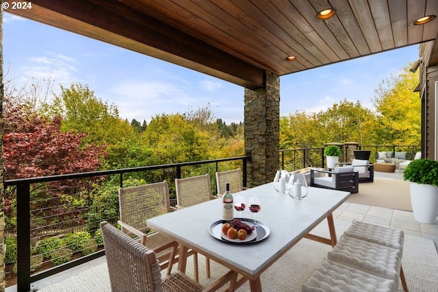 balcony featuring an outdoor hangout area