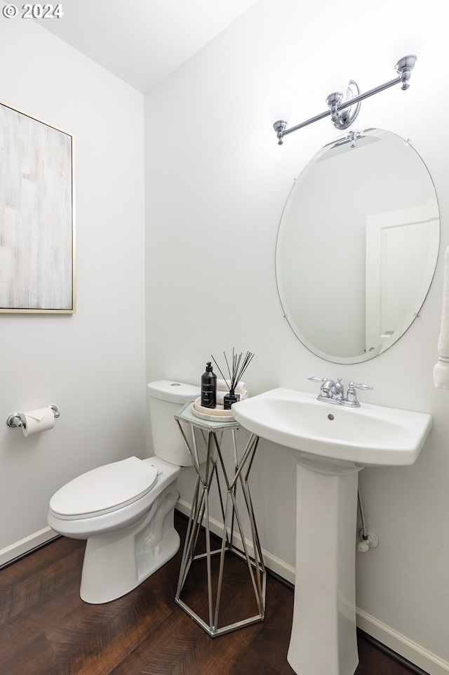 bathroom featuring toilet and sink