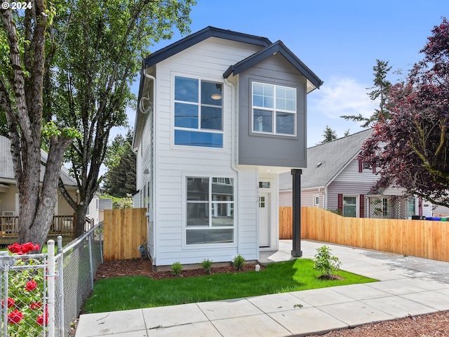 view of front of property featuring a patio area