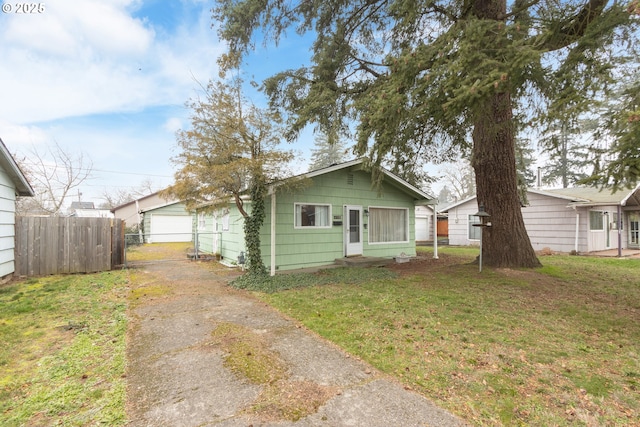 view of front of home featuring a front lawn