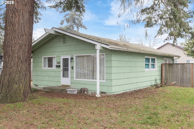 view of front of house featuring a front yard