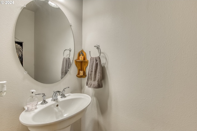 bathroom featuring sink