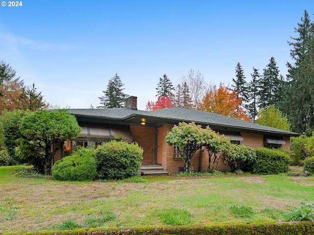 view of front of house with a front lawn