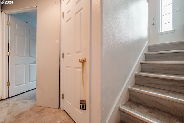 staircase featuring concrete floors