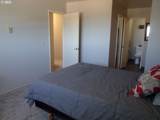 950 Evergreen Rd Unit 310, Woodburn, OR 97071 - carpeted bedroom with ensuite bathroom