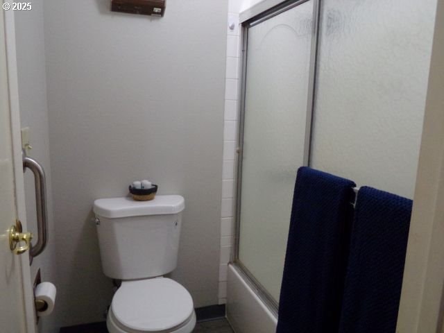950 Evergreen Rd Unit 310, Woodburn, OR 97071 - full bath featuring toilet and combined bath / shower with glass door