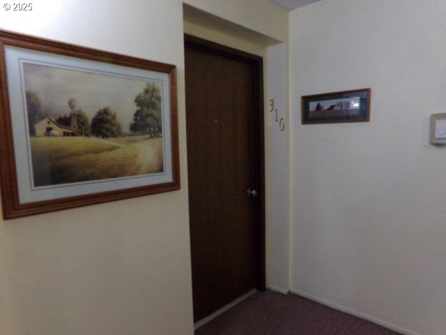 950 Evergreen Rd Unit 310, Woodburn, OR 97071 - hall with carpet