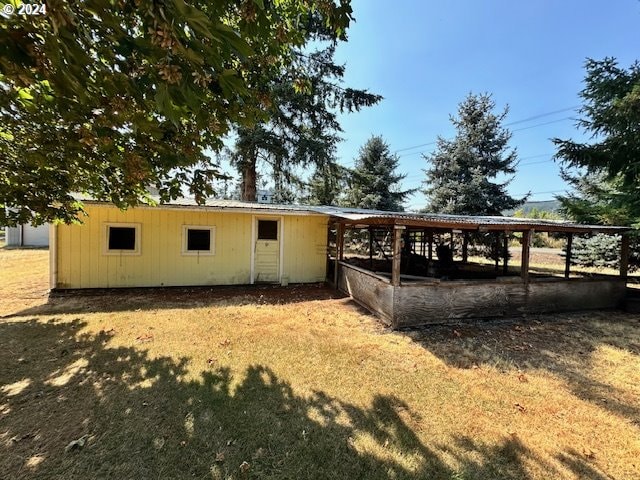 exterior space featuring a lawn