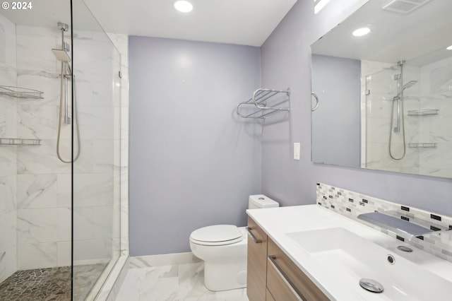 bathroom featuring a tile shower, decorative backsplash, vanity, and toilet