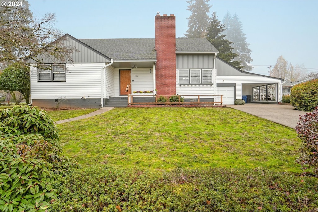 view of front of home featuring a carport and a front lawn