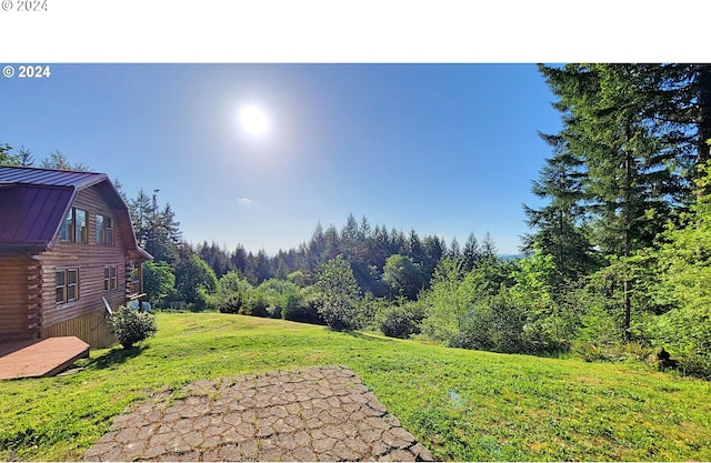 view of yard with a forest view