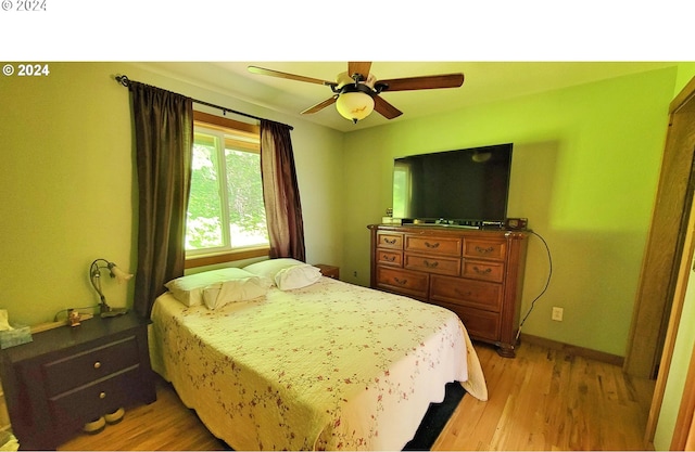 bedroom featuring light hardwood / wood-style floors and ceiling fan