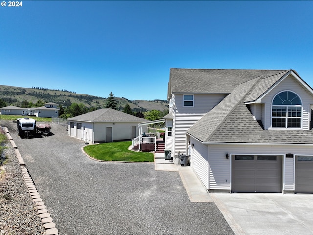 view of front of property featuring a mountain view and a front yard