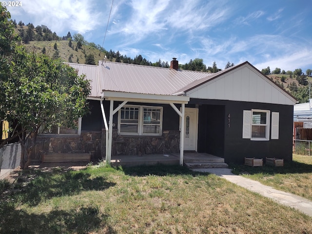 view of front facade featuring a porch and a front yard