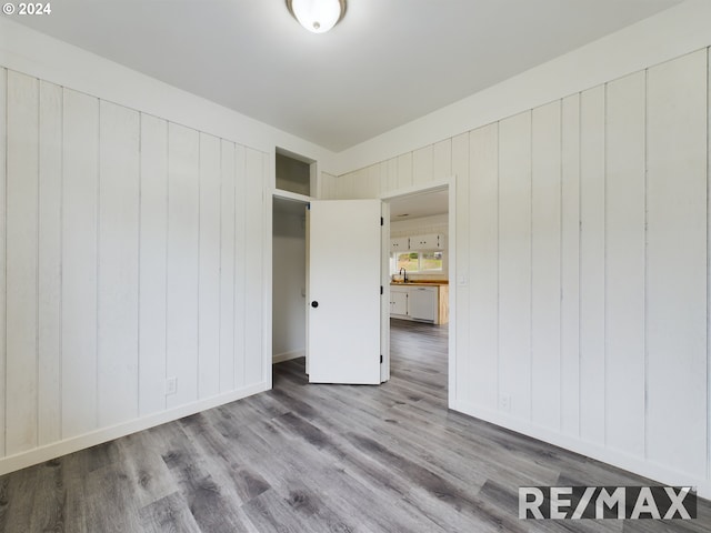 unfurnished bedroom with a closet, light hardwood / wood-style flooring, and sink