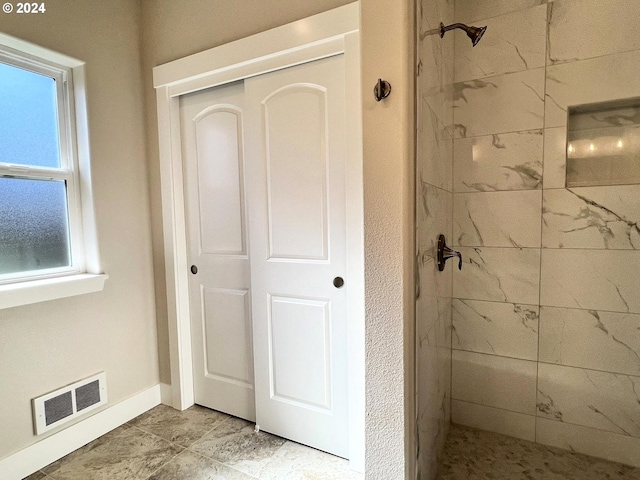 bathroom featuring tiled shower