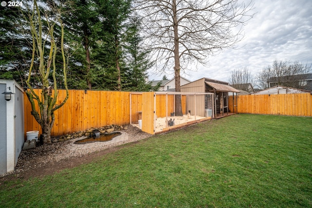 view of yard with an outdoor structure