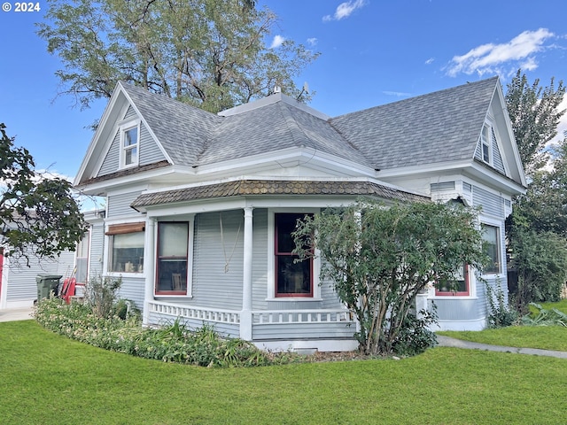 view of front of property with a front yard