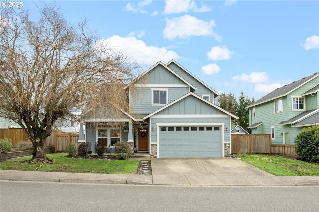 craftsman-style house featuring a front lawn