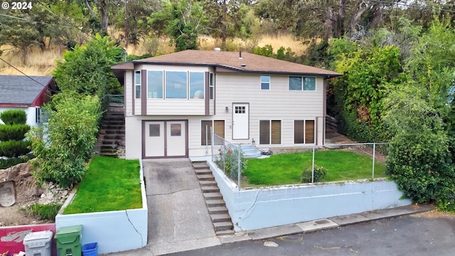 view of front of home featuring a front yard