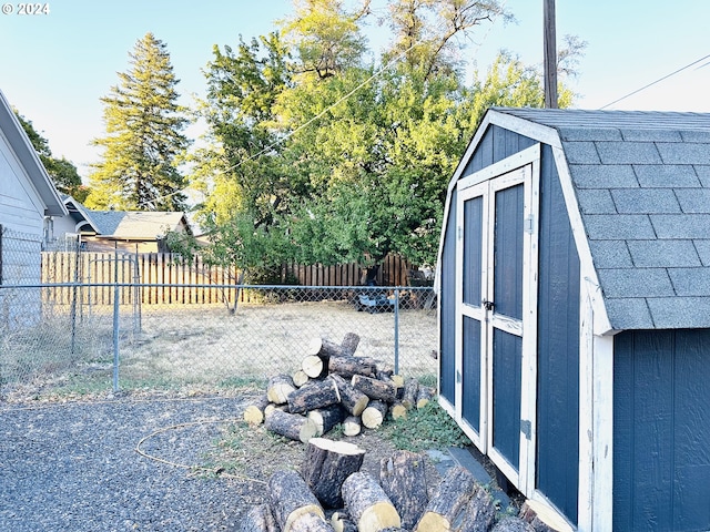 view of yard with a storage shed