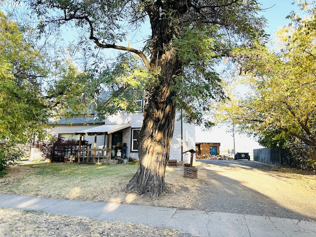 view of front facade featuring a front lawn