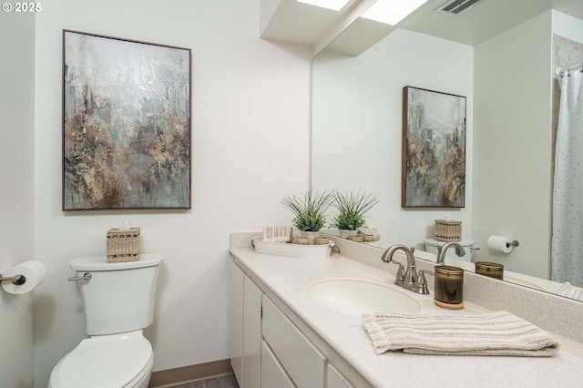 full bathroom featuring visible vents, toilet, curtained shower, baseboards, and vanity