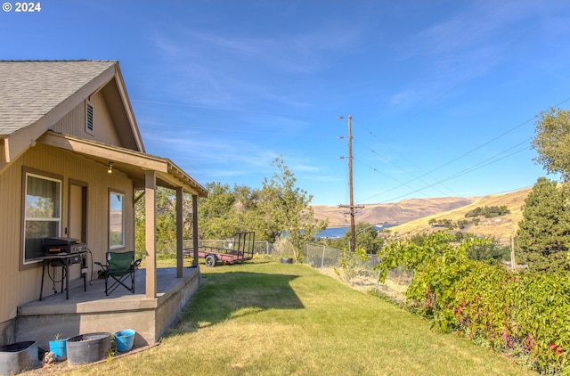 view of yard with a mountain view