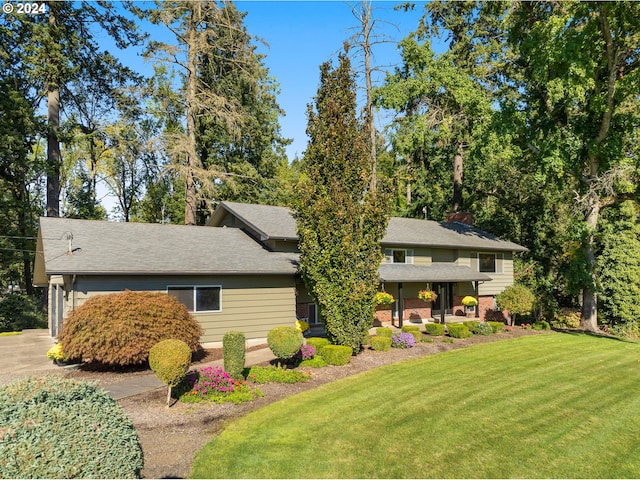 view of front of home featuring a front lawn