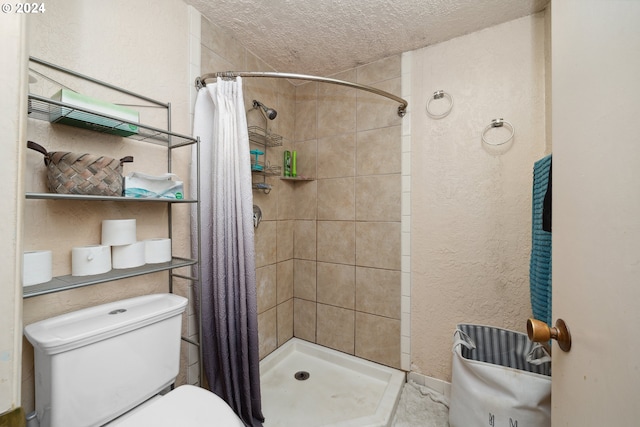 bathroom featuring curtained shower, toilet, and a textured ceiling