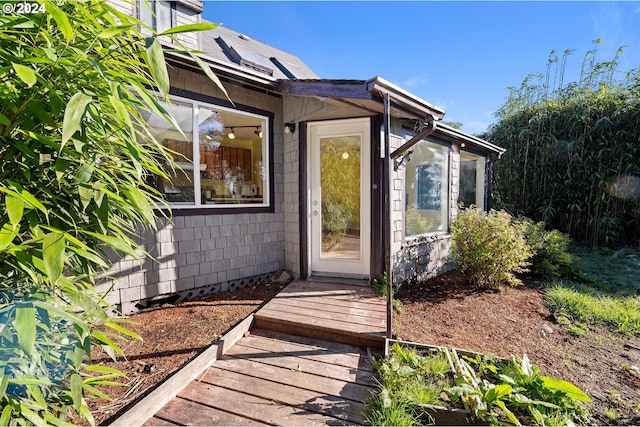 property entrance featuring a deck