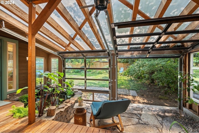 sunroom with ceiling fan