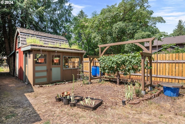 view of yard featuring an outbuilding