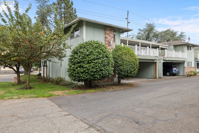 view of front facade with a carport