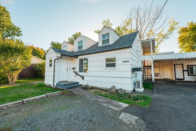 view of front of house featuring a front lawn