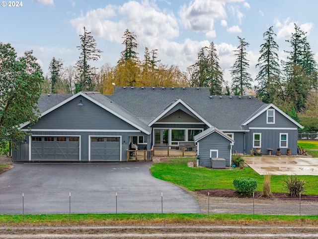 view of front facade featuring a garage and a front lawn