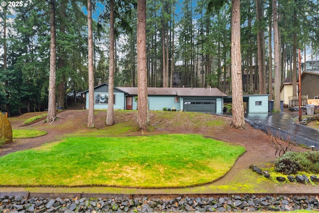 view of front of property featuring a front yard and a garage