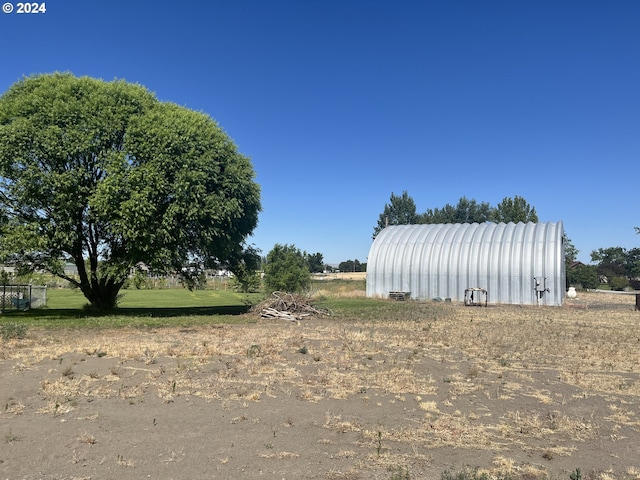 view of yard featuring an outdoor structure