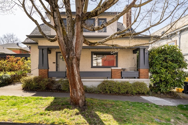 view of front of home with a front lawn