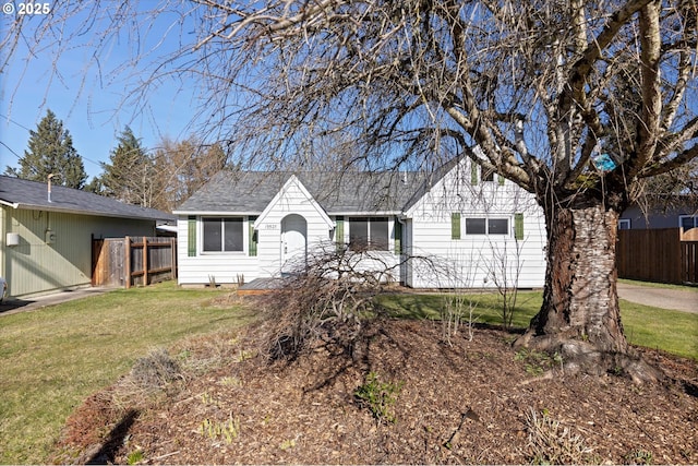 view of front of home featuring a front yard