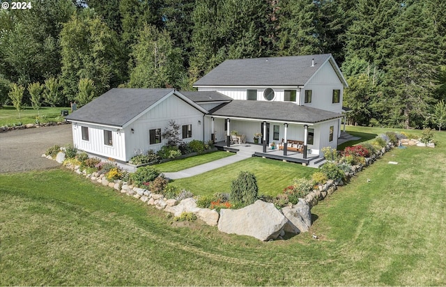 view of front facade with a front lawn