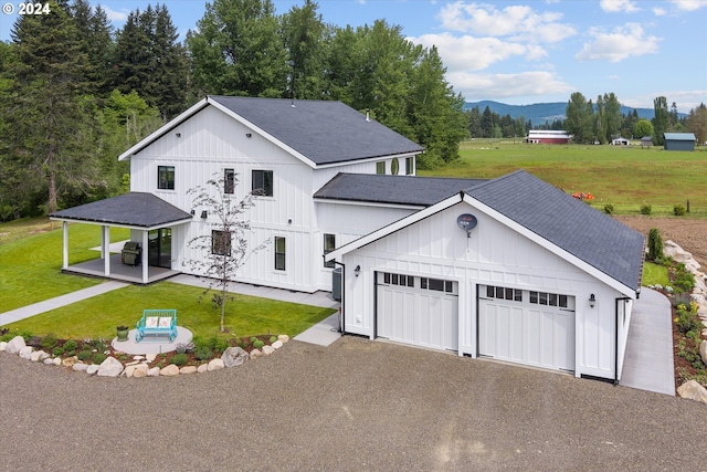 view of front of house featuring a mountain view, a garage, and a front yard