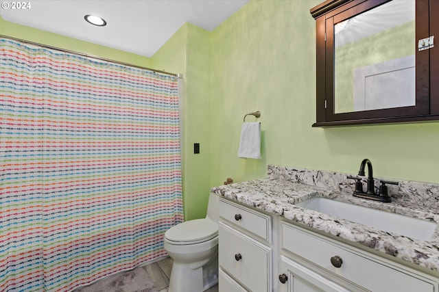 bathroom featuring a shower with curtain, vanity, and toilet