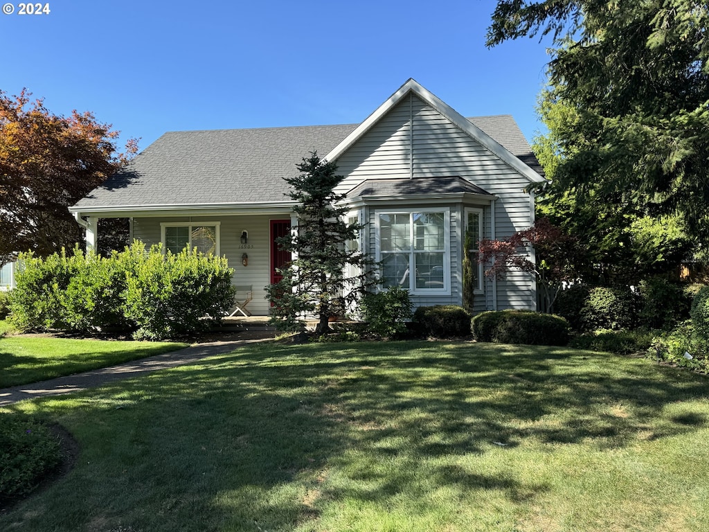 view of front of home featuring a front lawn